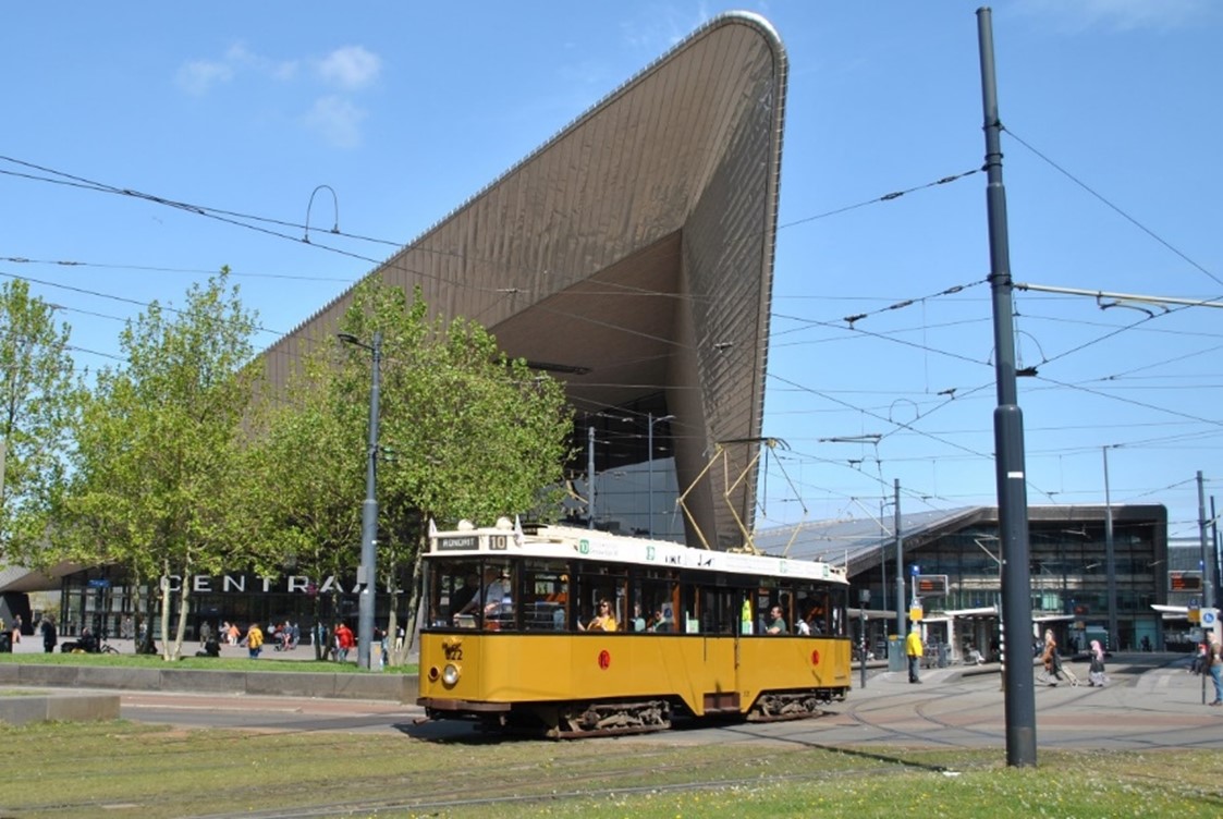 Tram op het station